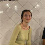 Offro lezioni private a bambini di scuole elementari e medie per aiuto compiti; specializzata in inglese per le superiori